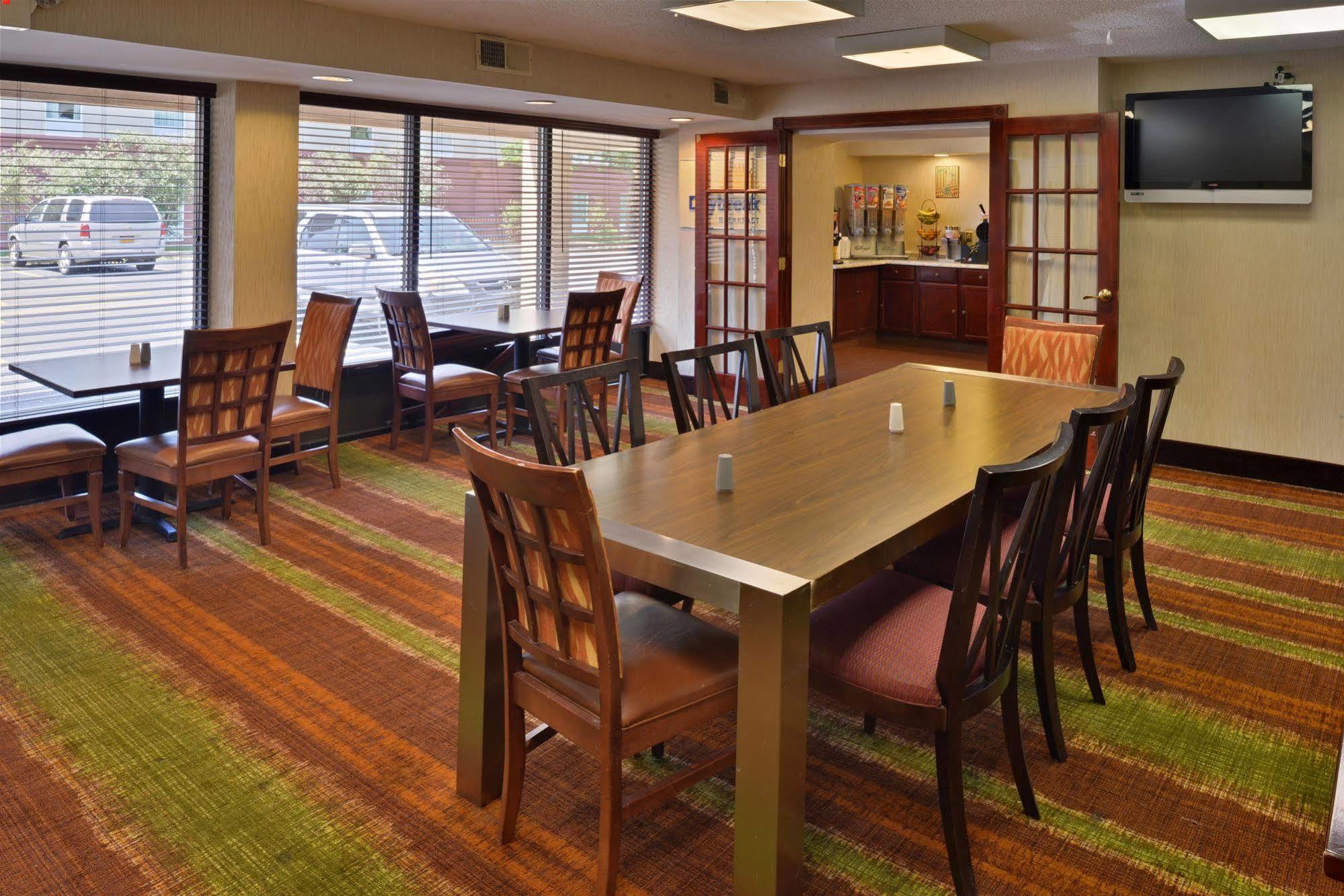Days Inn By Wyndham Newark Wilmington Ngoại thất bức ảnh