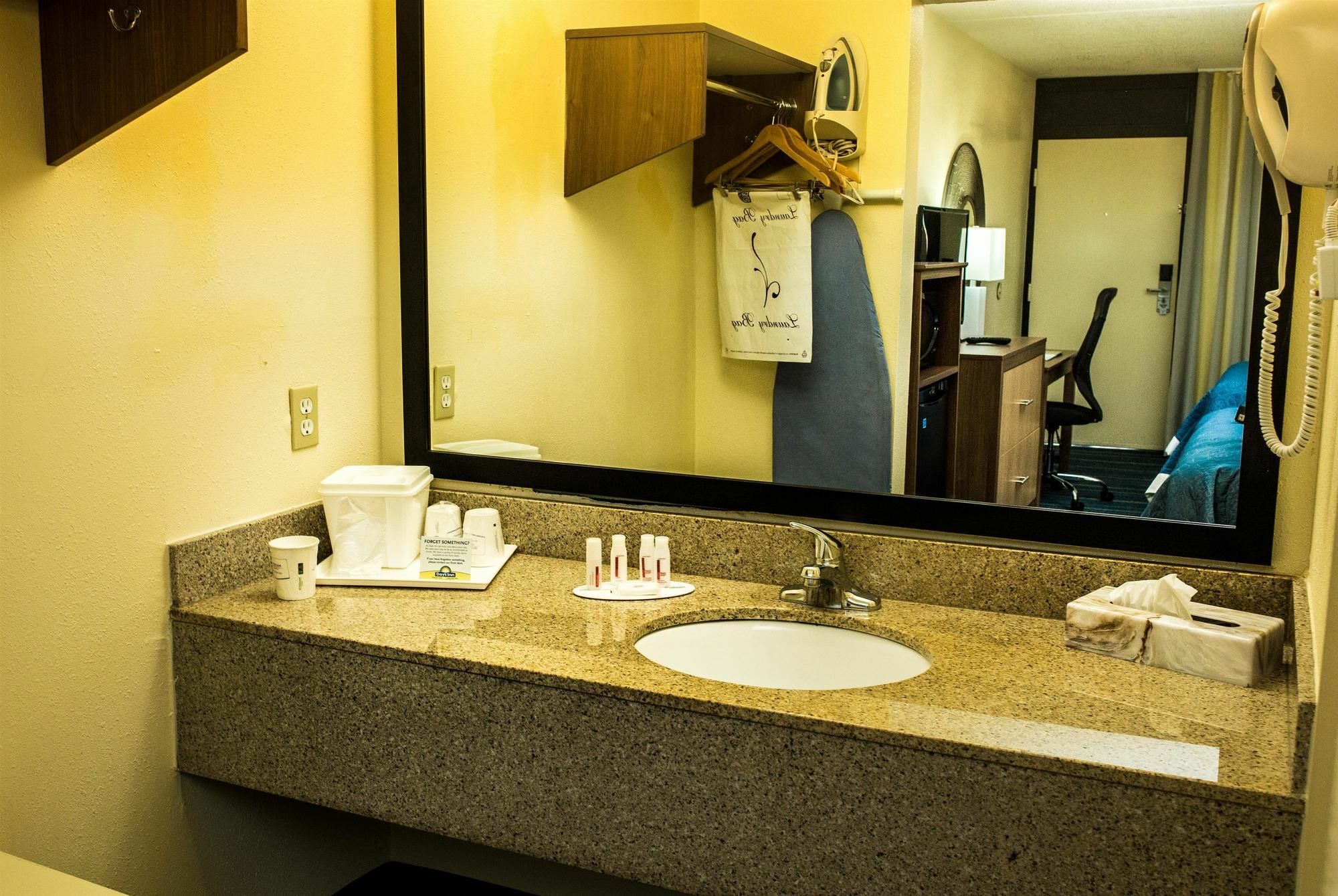 Days Inn By Wyndham Newark Wilmington Ngoại thất bức ảnh
